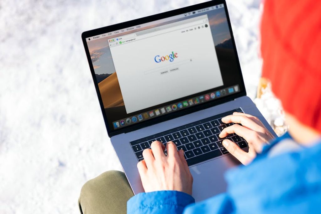 Firmbee.com באתר PEXELS חיפוש במחשב נייד
